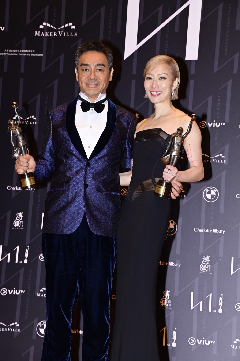 郑秀文与刘青云一起得奖。