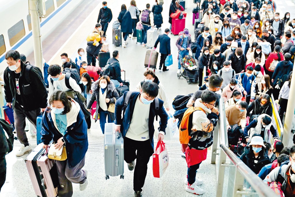 春運客流未致疫情惡化。圖為深圳北站人潮。