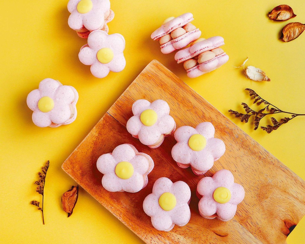 这粉红色花花造型的马卡龙，是香港店独有的商品。