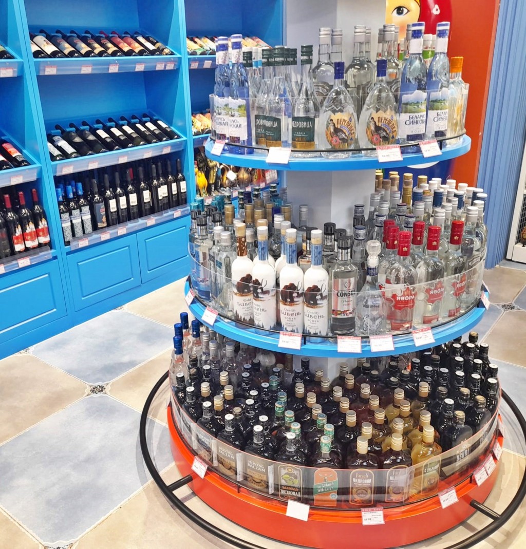 「俄货集市」少不了出售伏特加酒。