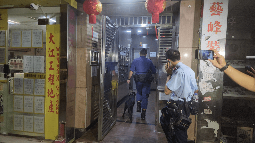警方一度召来警犬到场协助调查。
