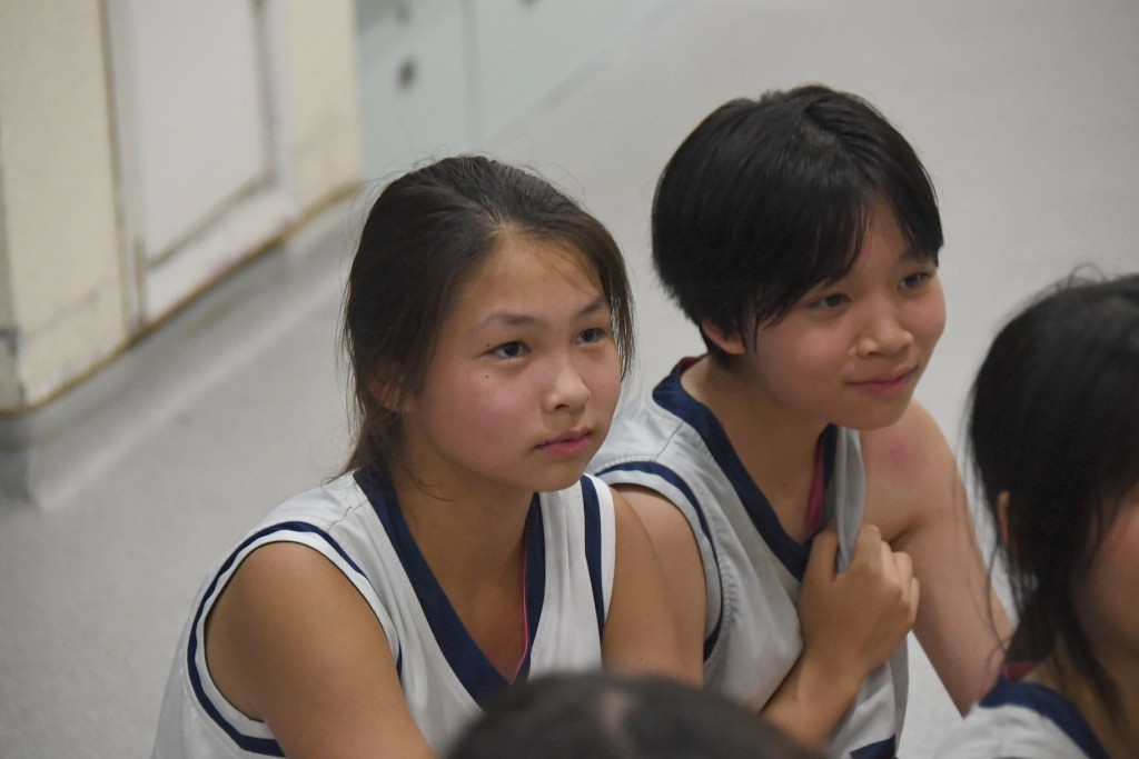 陳震夏中學校隊慶祝贏波，嚴靖琳喜奪佳績。  吳家祺攝