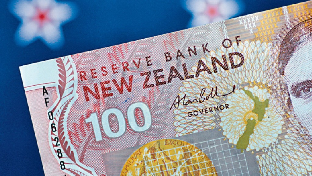 新西蘭央行維持5.5厘息 暗示明年下半年才減息 紐元滙價應聲彈