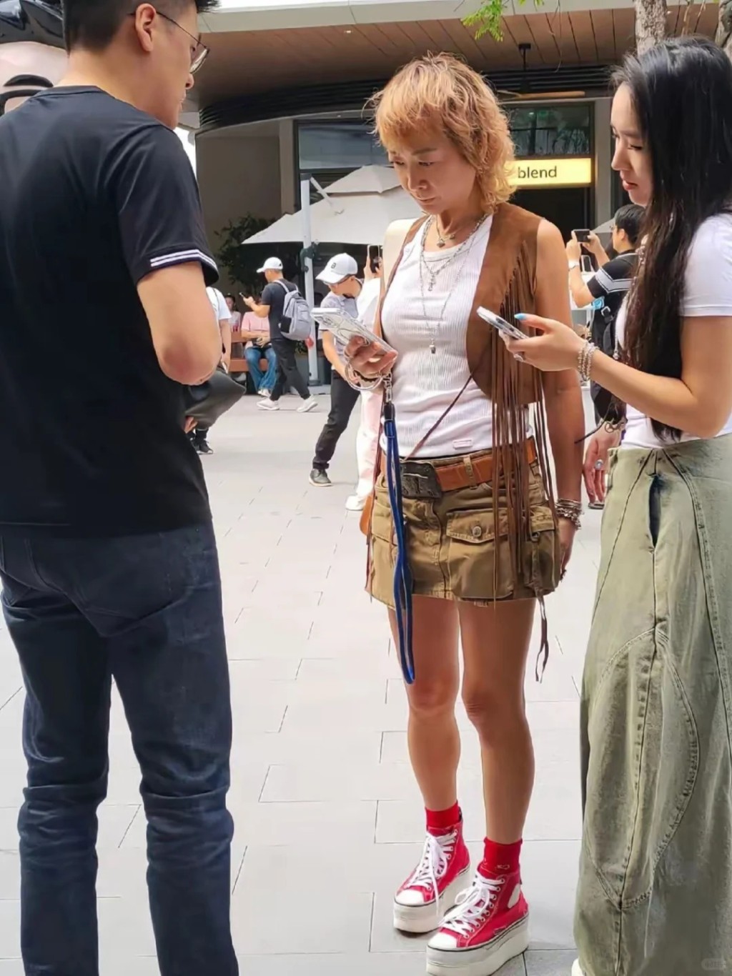 任賢齊的妻子陳則妤(金髮)和女兒Rati近日現身深圳,Rati越大越靚被指撞樣黎姿。 任賢齊的妻子陳則妤(金髮)和女兒Rati近日現身深圳,Rati越大越靚被指撞樣黎姿。