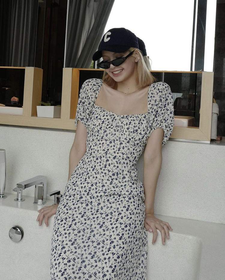 時尚潮流Icon的Blackpink成員Lisa穿着碎花圖案連身裙，配搭棒球帽及黑色太陽眼鏡，拼搭出活潑淑女的新型美態。（圖片源自Lisa Instagram）