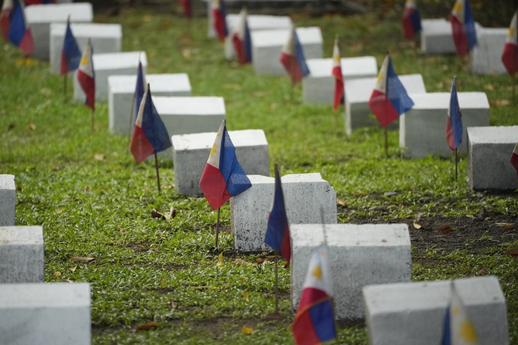 菲律宾有过10万人死于新冠疫情。 美联社