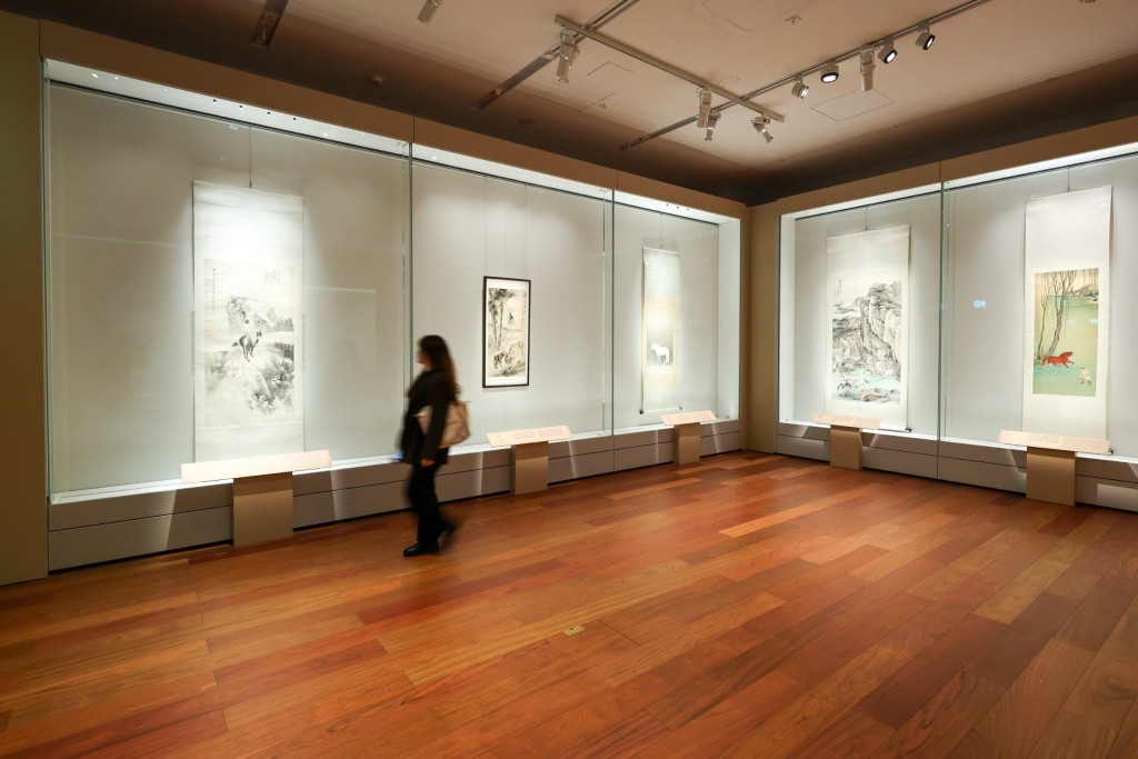 「天馬凌雲──故宮博物院藏繪畫珍品」展覽為香港賽馬會推出馬年系列活動其 中一個重點項目,展覽呈獻近 100 件橫跨元代至 20 世紀的馬題材繪畫。 「天馬凌雲──故宮博物院藏繪畫珍品」展覽為香港賽馬會推出馬年系列活動其 中一個重點項目,展覽呈獻近 100 件橫跨元代至 20 世紀的馬題材繪畫。