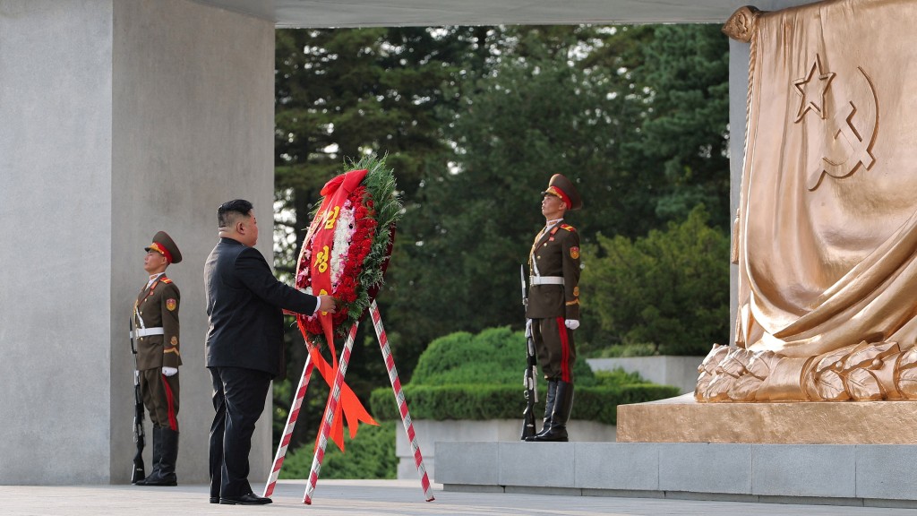 北韩“解放节”纪念二战终结，金正恩携妻女参谒烈士陵园。 路透社