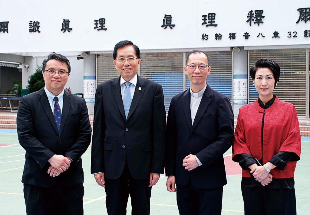 （左起）蔡世鸿校长、校监陈应城教授、校牧梁远耀牧师及郑家宝博士
