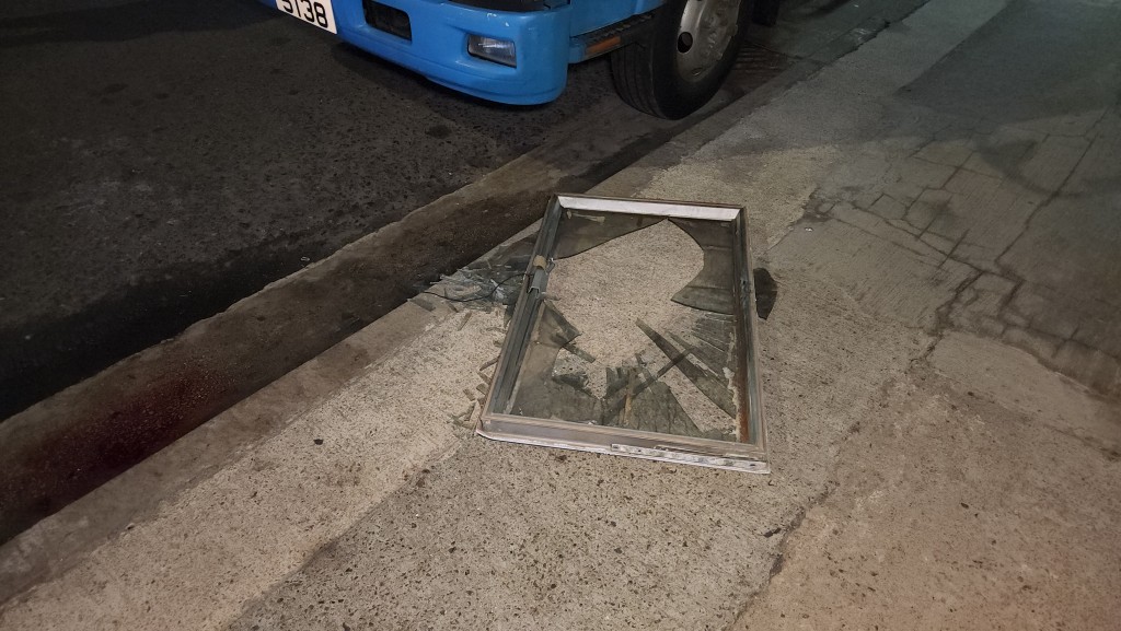 一塊鋁窗由高處墮下,一名女子被擊中受傷,另一名女子則被玻璃濺傷。黎志偉攝 一塊鋁窗由高處墮下,一名女子被擊中受傷,另一名女子則被玻璃濺傷。黎志偉攝