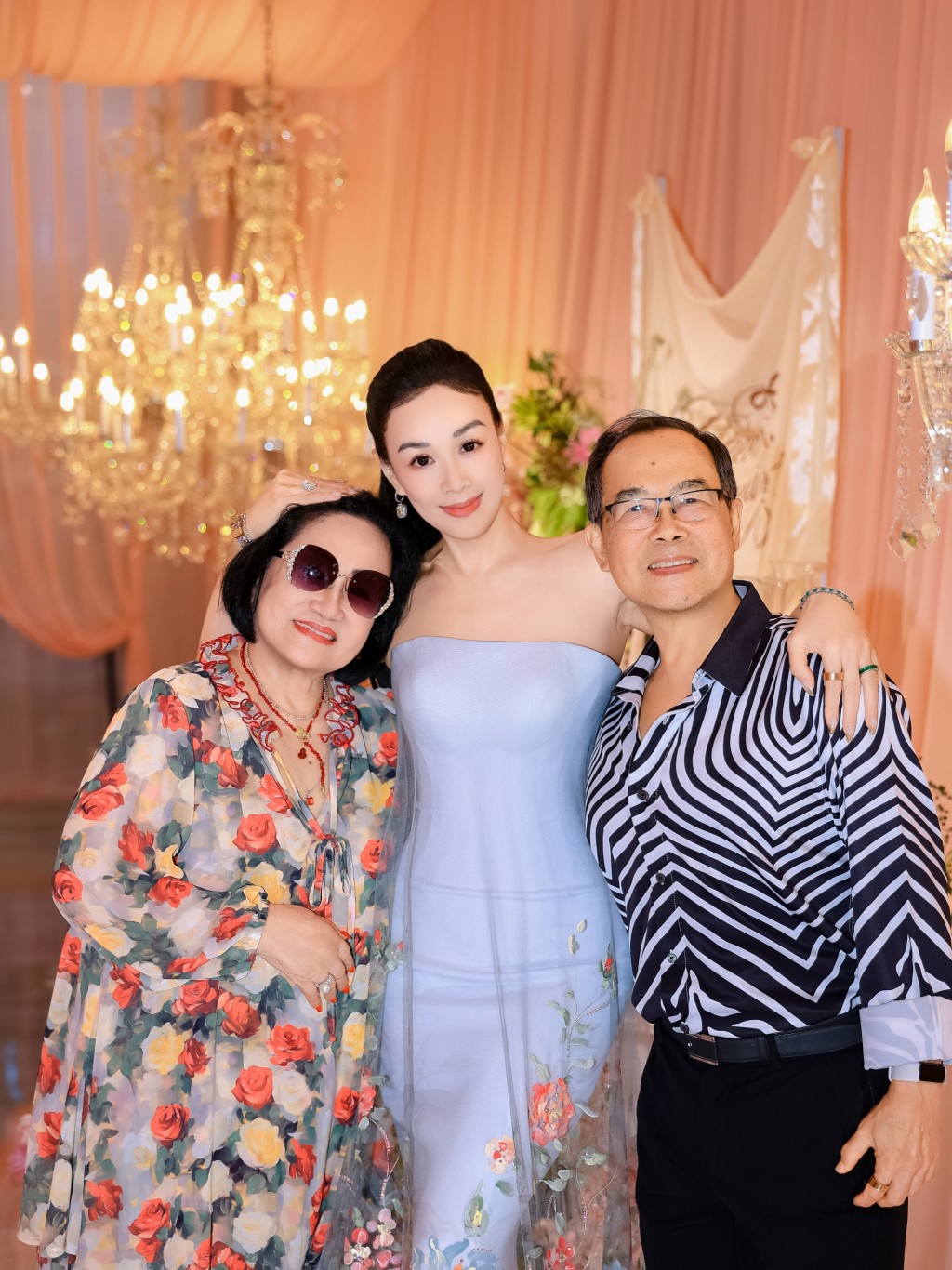 鍾麗緹與父母合照，三代同堂共享喜悅。