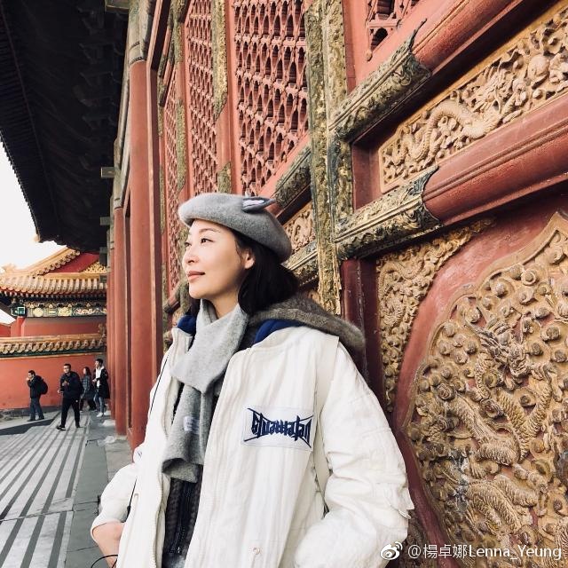 楊卓娜在舊建築前留影。