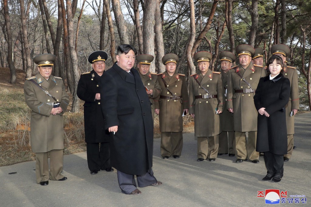 北韓領導人金正恩和他的女兒金主愛9 日在北韓的一個秘密地點向軍事官員提供指導。AP/朝中社