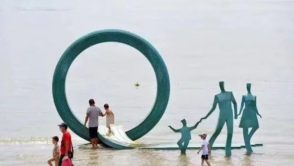 武漢漢口江邊的雕塑以往的模樣。