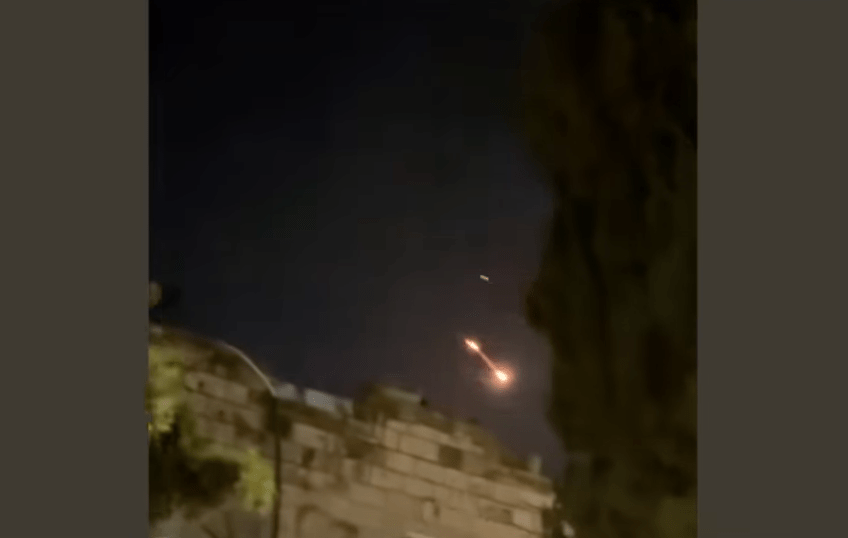 影片拍到伊朗上空爆出火光，據信是以軍導彈。