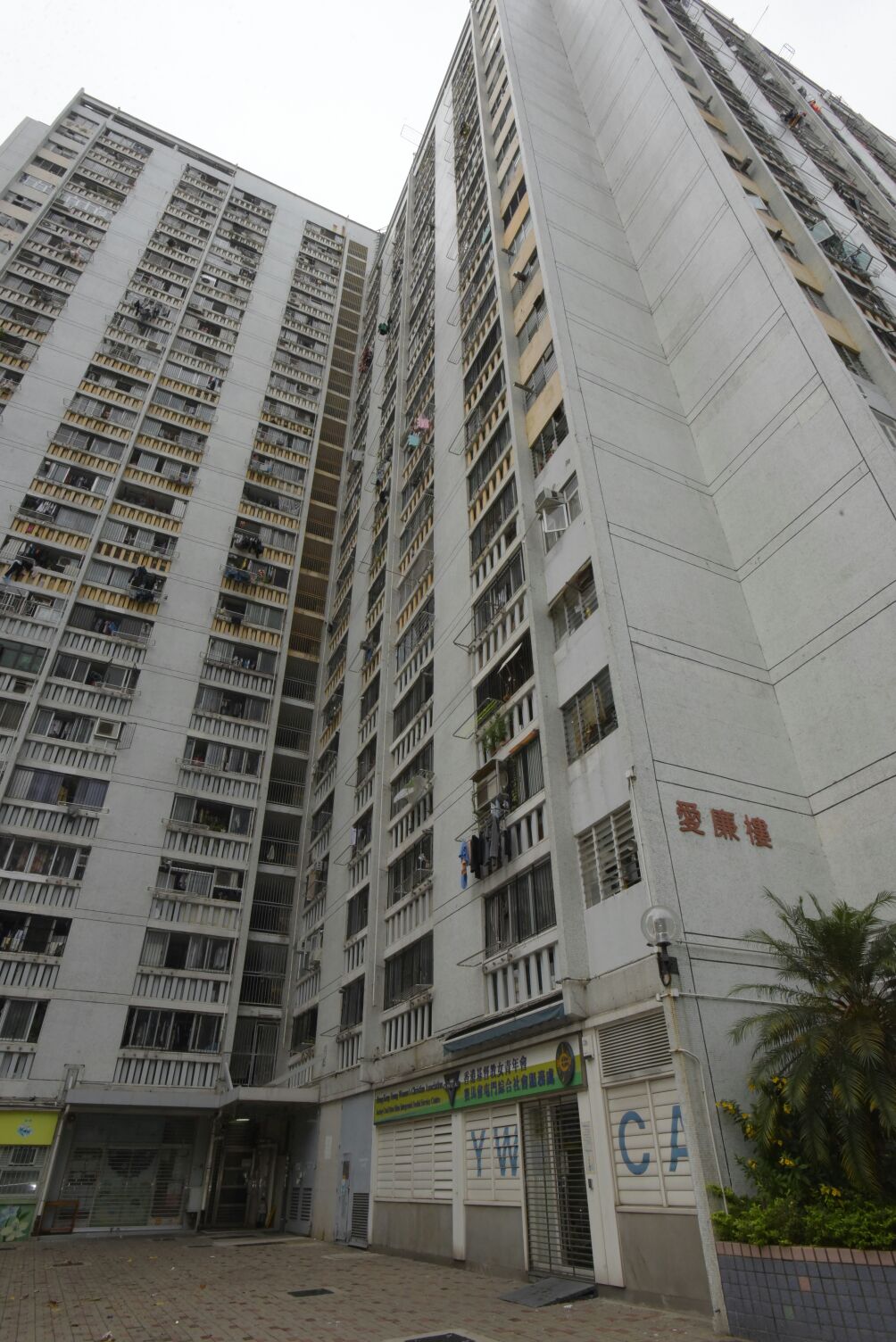 疑犯被押返住所搜證。黃文威攝