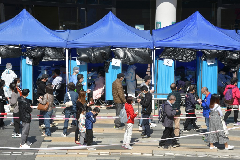 社區檢測中心及檢測站進行自費核酸檢測將改為採集「咽喉拭子樣本」。資料圖片