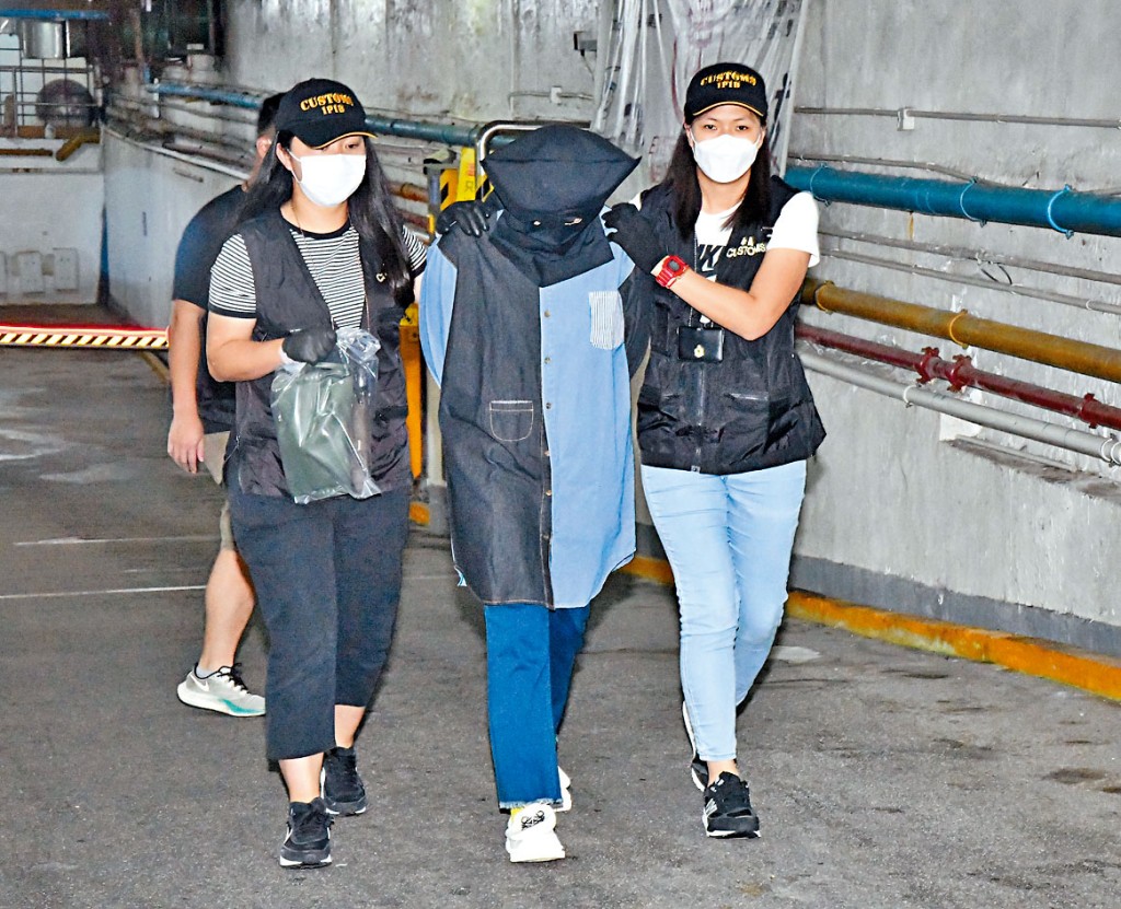 冒牌實體店女負責人被捕。