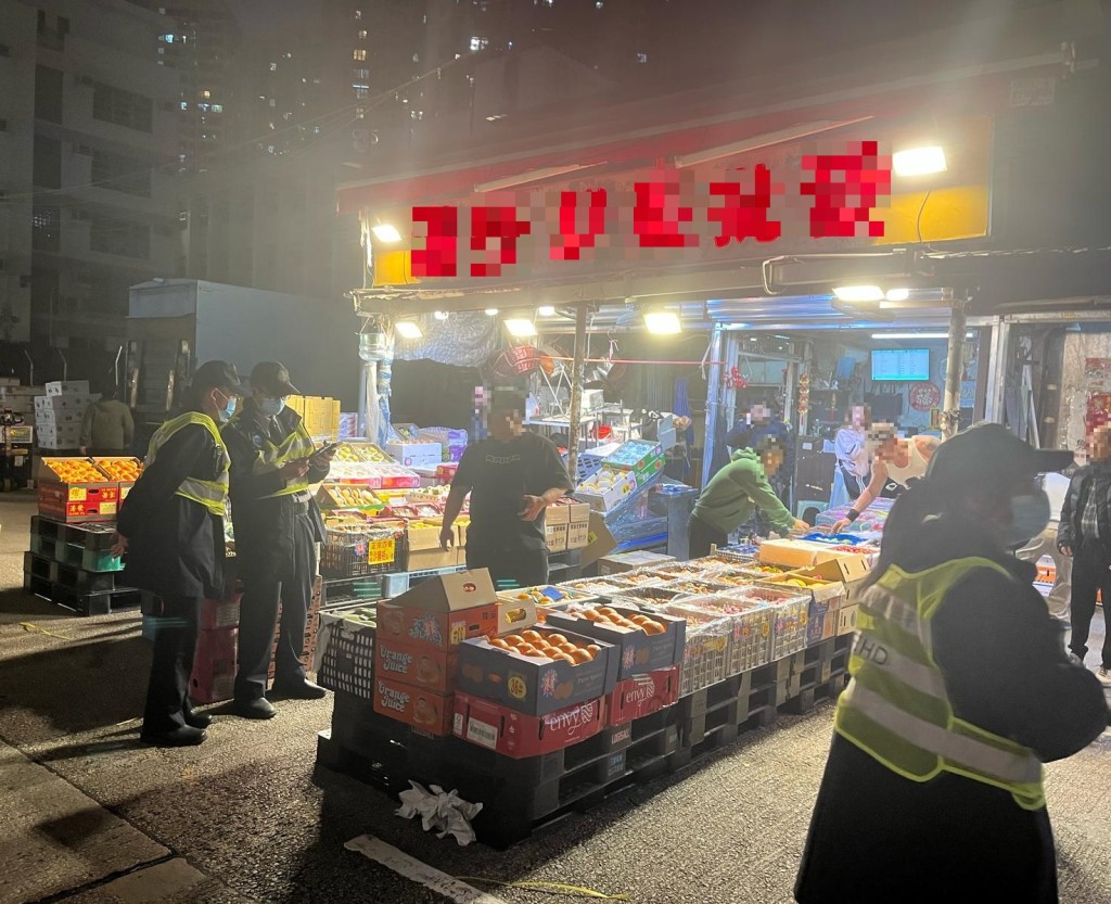 警方聯同食環署油麻地打擊阻街及交通違例。警方圖片