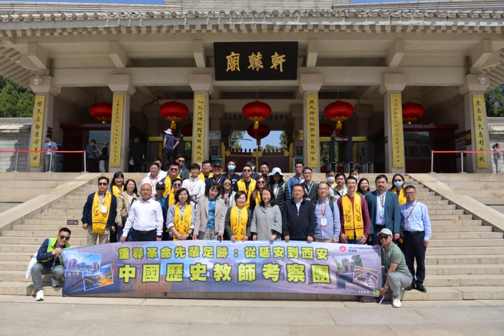 蔡若蓮（前排左四）率領中國歷史教師考察團參訪位於延安市的黃帝陵。政府新聞處