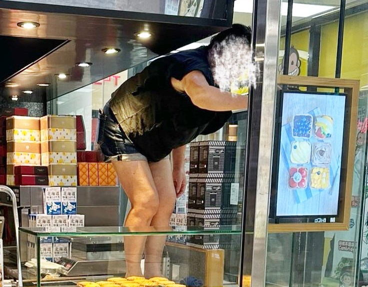 此情此景引起網民嘩然，有人驚呼「好唔 衛生」、「嘔心，恐怖」，有人甚至質問 「點解唔可以開舖前、後做清潔」。fb「麗港城討論區」截圖
