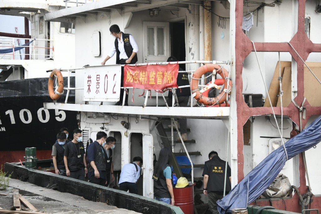 警方海关搜查船只。