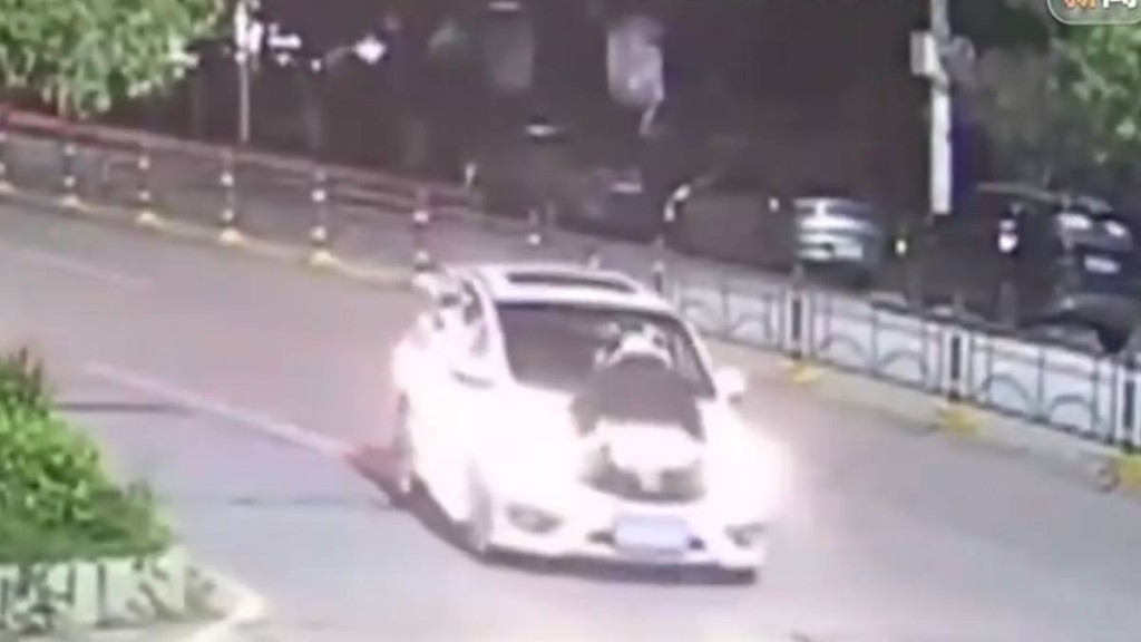 閉路電視拍下蔣仲超飛身攔車的情況。微博