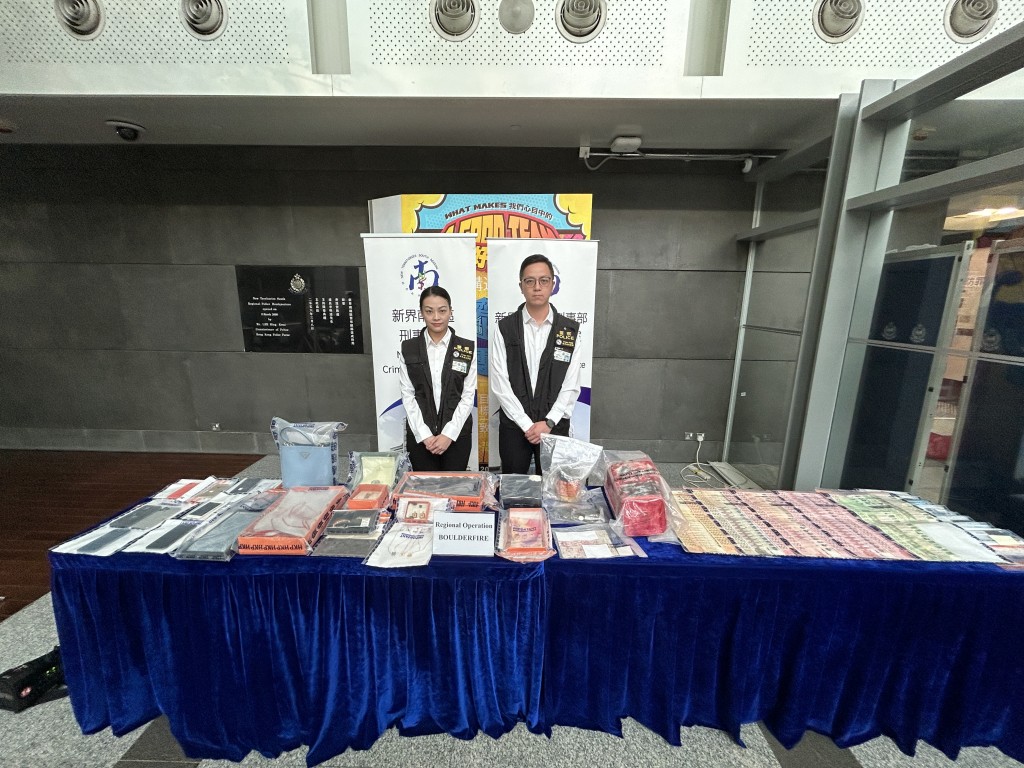 警方展示涉案证物。林思明摄