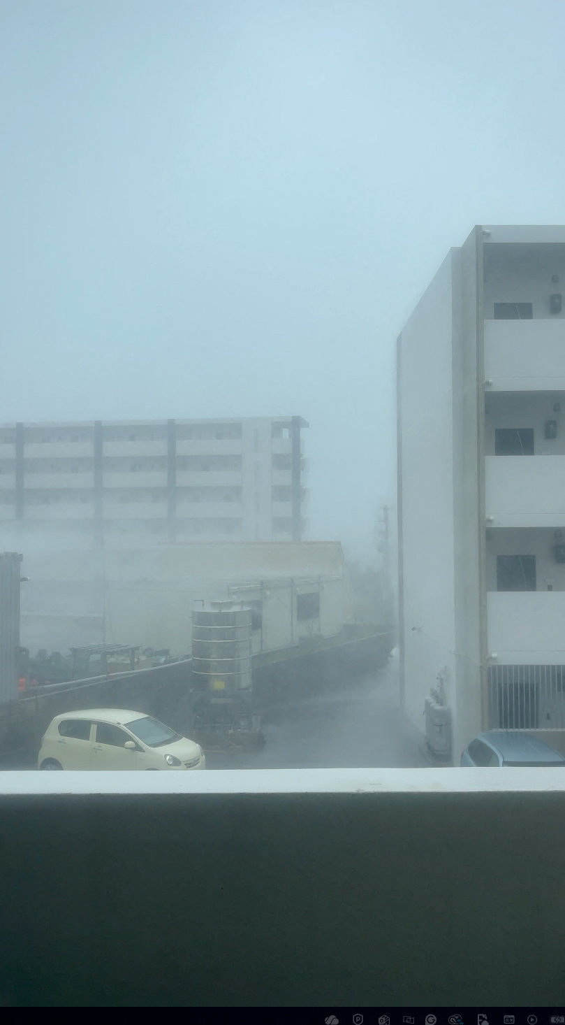 宫古岛狂风暴雨。路透社
