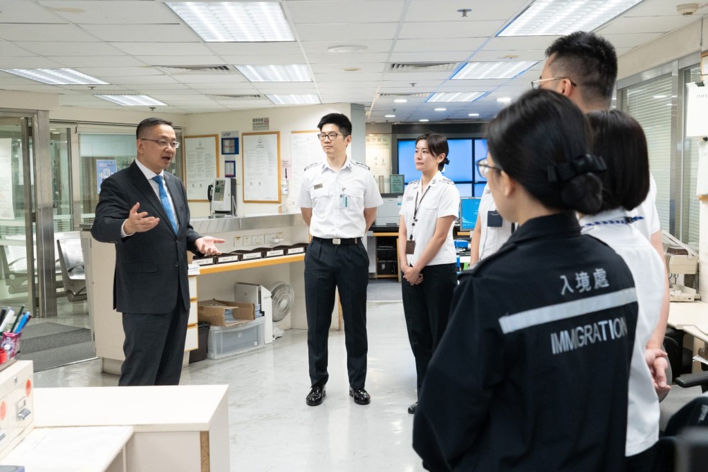 入境處處長郭俊峯今日( 25日 )到香園圍及落馬洲支線管制站,了解管制站應對七一回歸紀念日及暑假出入境人流的準備工作。 入境處處長郭俊峯今日( 25日 )到香園圍及落馬洲支線管制站,了解管制站應對七一回歸紀念日及暑假出入境人流的準備工作。