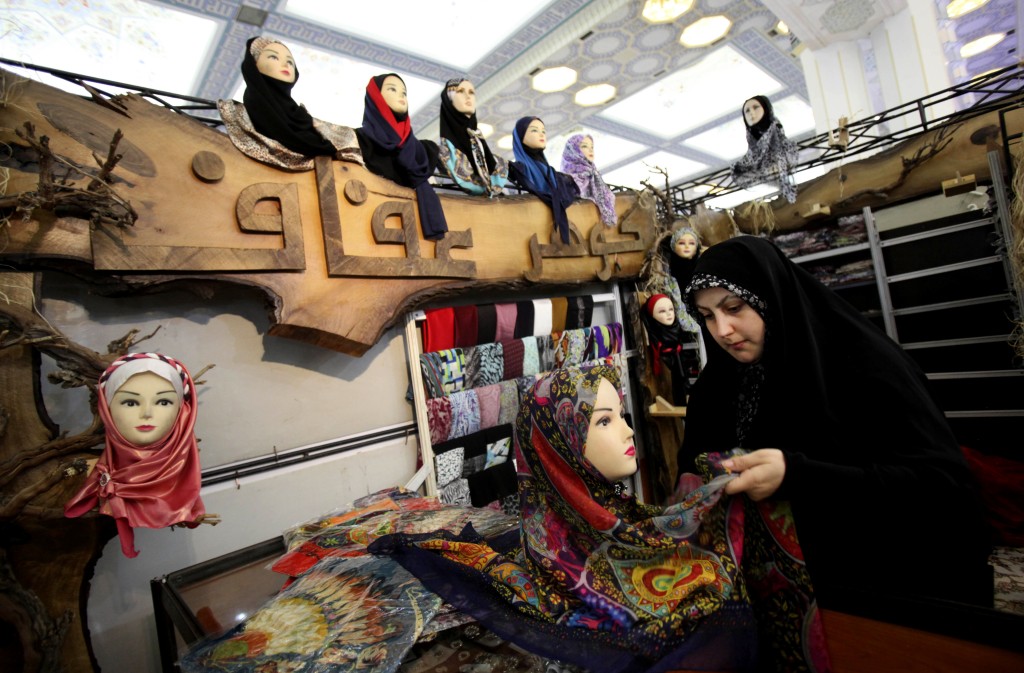 伊朗規定女性公共場必須配載頭巾。 路透