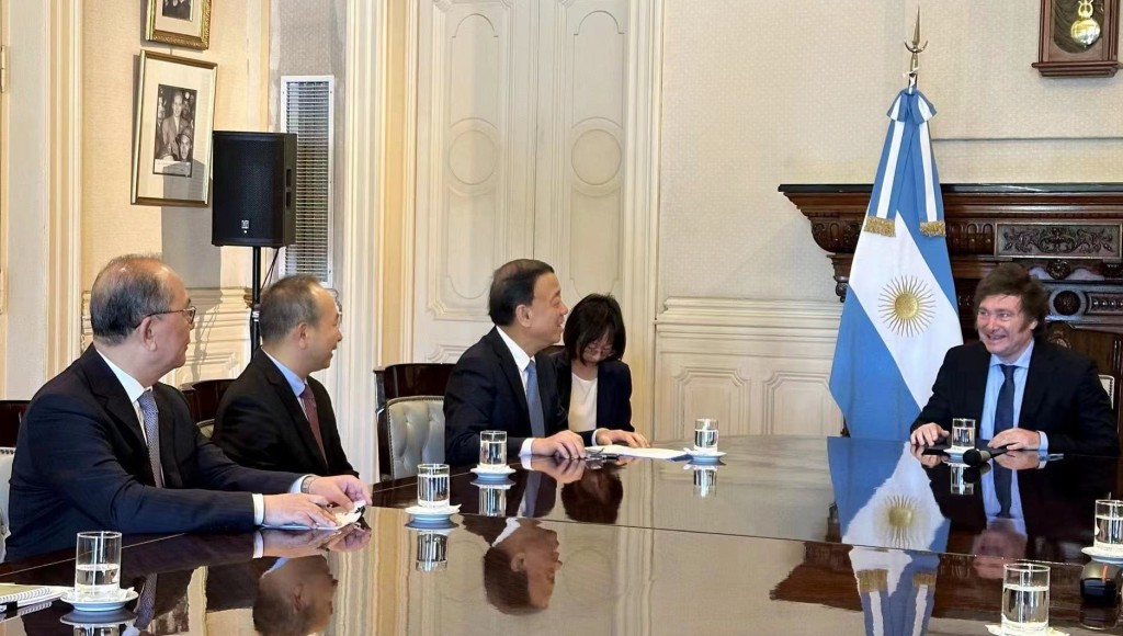 米莱在阿根廷总统府会见武维华。　新华社