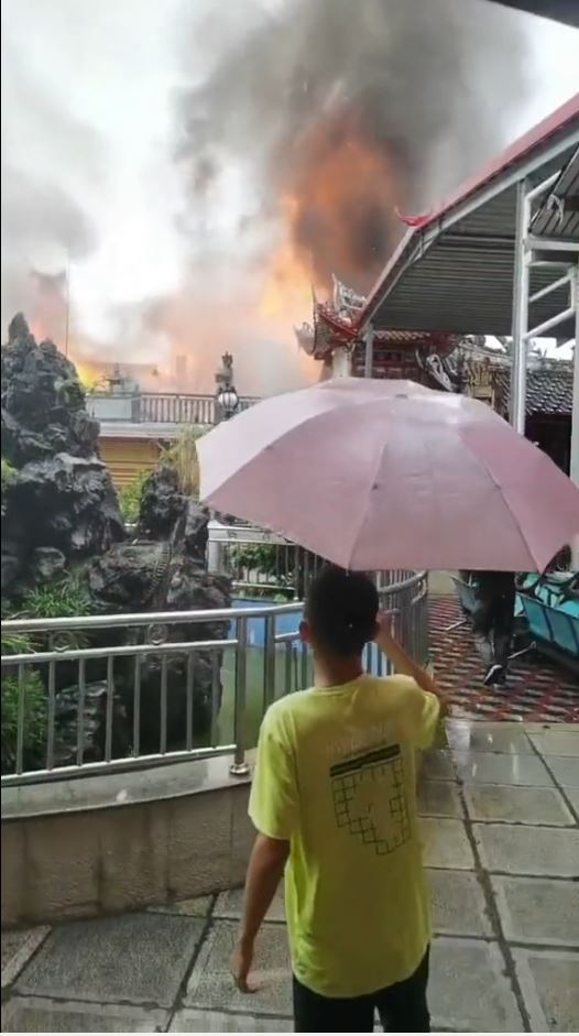 凌云殿起火时当地正在下雨。影片截图