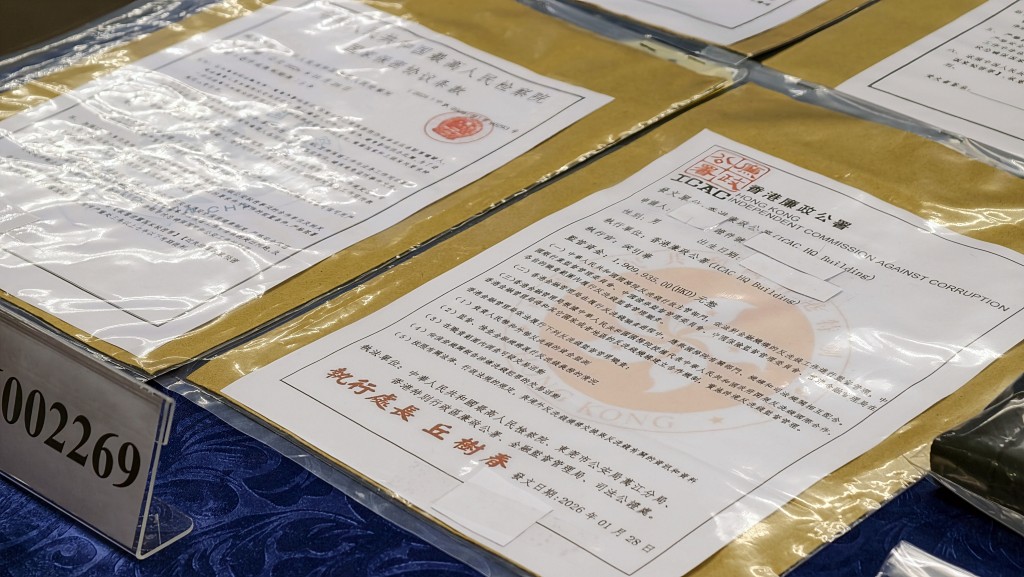 警方搜獲假冒廉署文件。黃文威攝 警方搜獲假冒廉署文件。黃文威攝