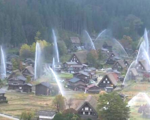 59座水砲一聲令下齊發場面壯觀。影片截圖
