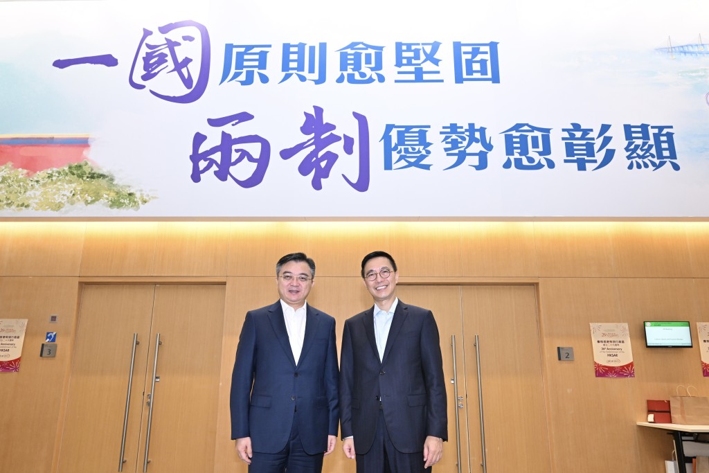 杨润雄（右）与广东省体育局局长崔剑（左）会面。政府新闻处图片