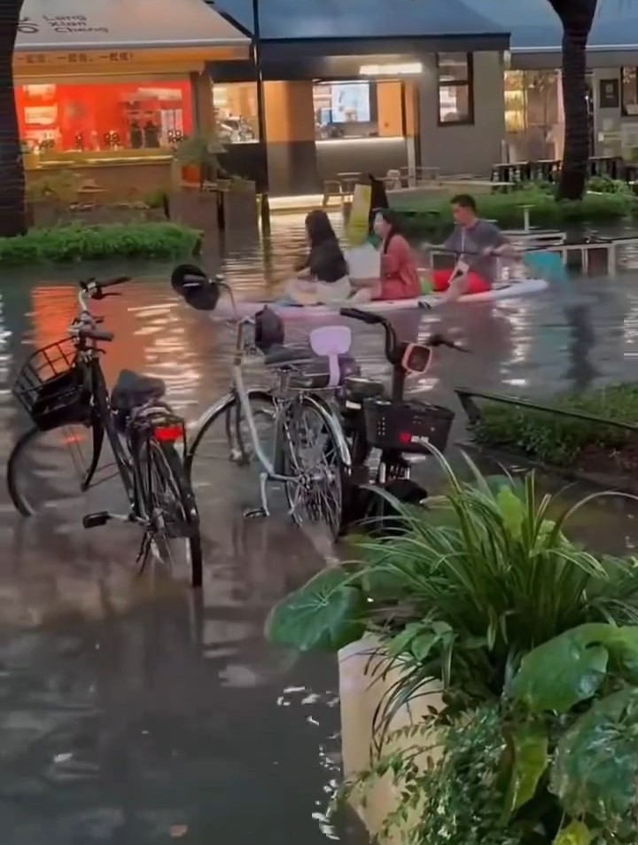 上海周日多区出现暴雨。微博@吉姆快开车/马上谈/麦田蓑笠翁 上海周日多区出现暴雨。微博@吉姆快开车/马上谈/麦田蓑笠翁