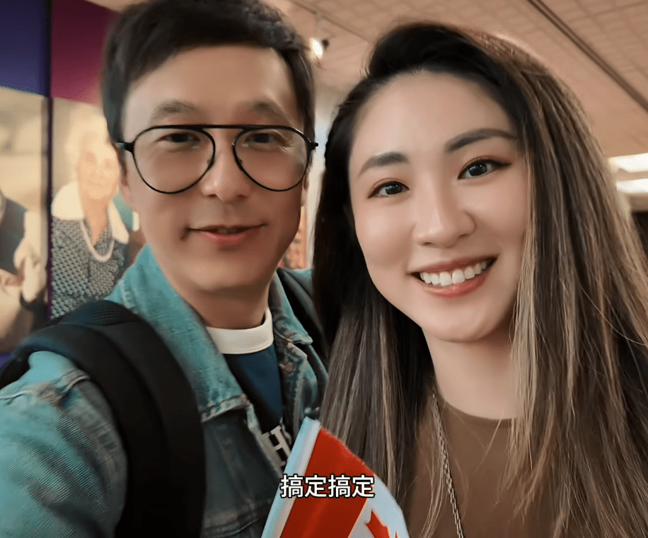 鄧健泓夫婦對於取得公民身份十分開心。