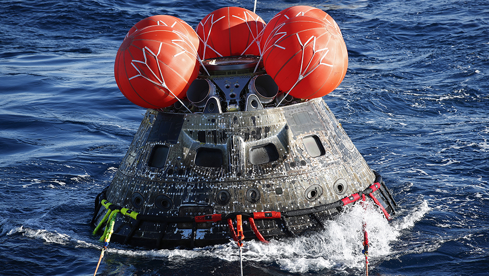 NASA 和美國海軍團隊在墨西哥附近的太平洋成功回收「獵戶座」太空船。AP