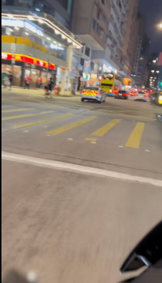 原本沿快線行駛的另一名騎手向右駛離彌敦道,疑趁警方處理同伴時離開,片段至此結束。 原本沿快線行駛的另一名騎手向右駛離彌敦道,疑趁警方處理同伴時離開,片段至此結束。
