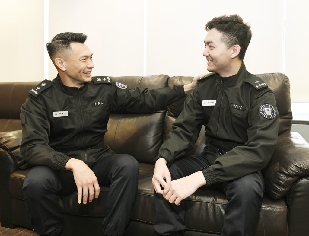 现年19岁的萧子乐（右）参加「更生先锋领袖」受到激励，决定加入惩教署工作。左为萧国良。 何君健摄