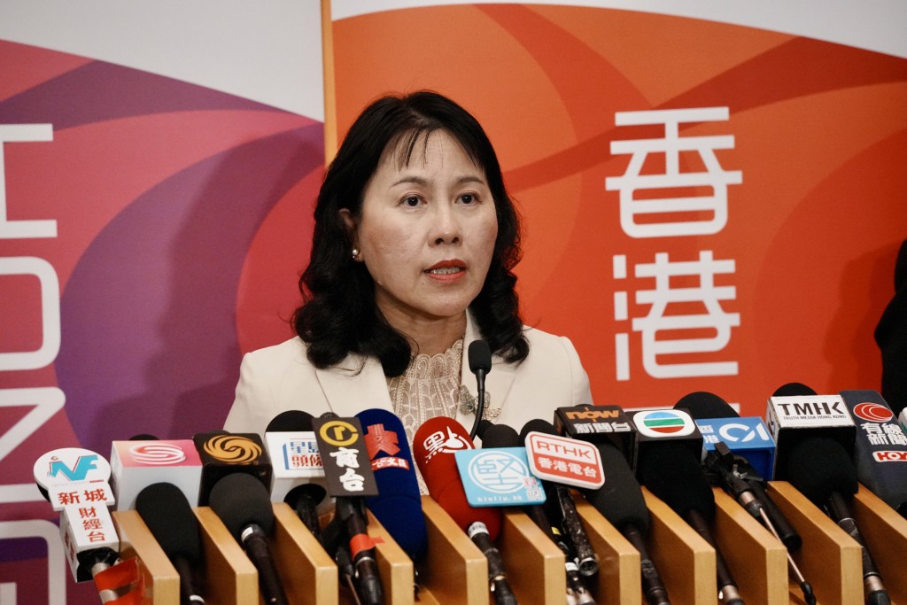 陳美寶指粵車每次南下可留港「三數天」，確切日數仍待定。