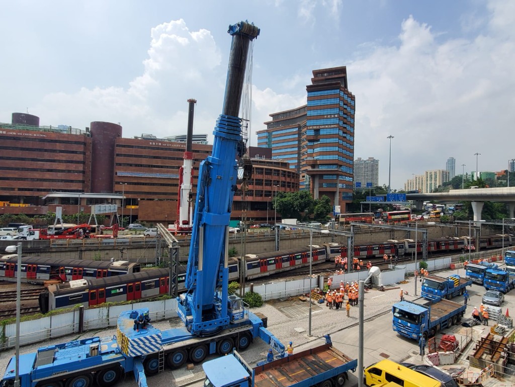 兩部吊臂車已升起。