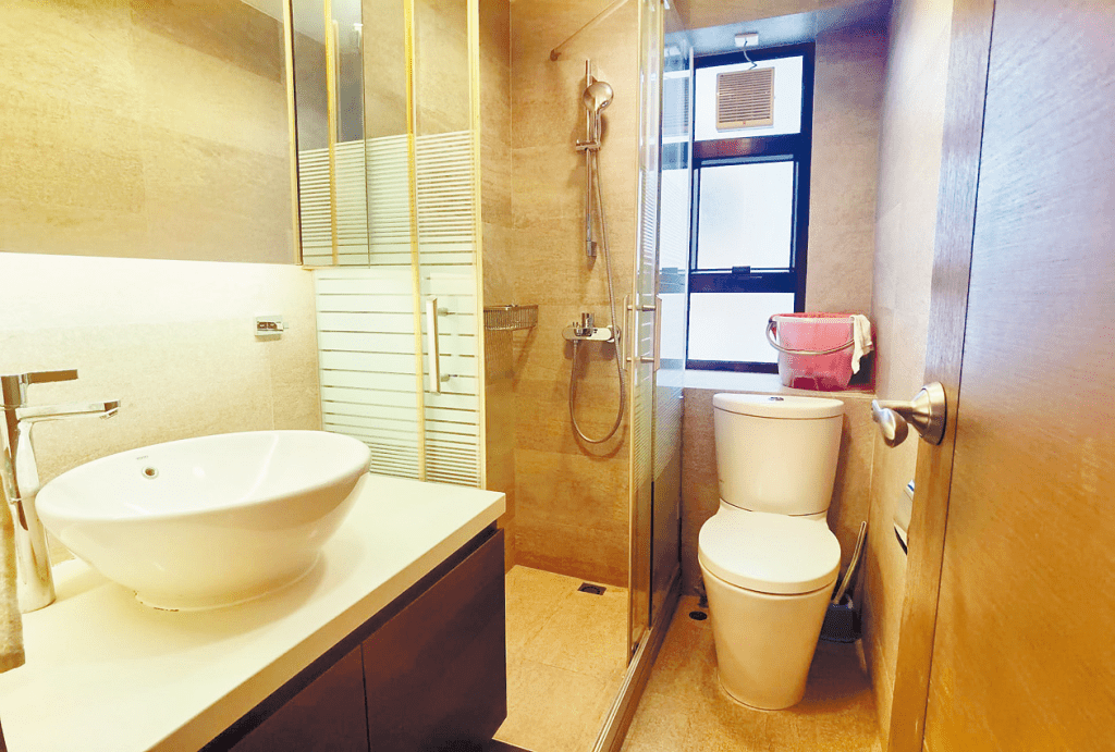 浴室為乾濕分離設計，基本設備完善。