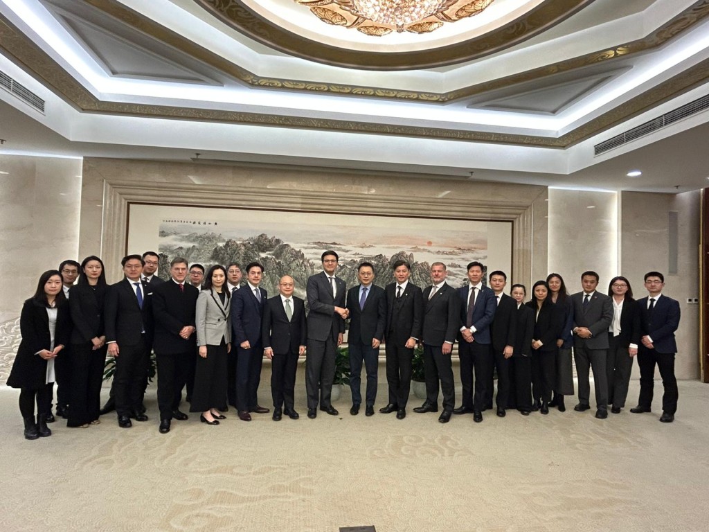 香港大律師公會訪京團與外交部條法司副司長齊大海(右十一)合照。(右十二)公會主席毛樂禮資深大律師、(右十)公會副主席許紹鼎資深大律師。 香港大律師公會訪京團與外交部條法司副司長齊大海(右十一)合照。(右十二)公會主席毛樂禮資深大律師、(右十)公會副主席許紹鼎資深大律師。