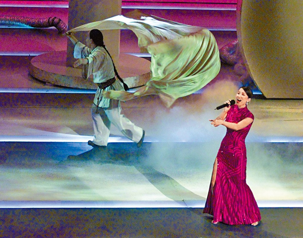 CoCo家人再三催促下只能拿回CoCo生前6至7條晚裝裙。包括在奧斯卡表演時所穿的紅色旗袍。