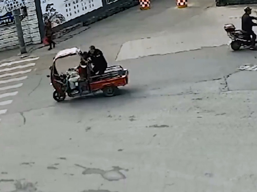 何偉登上車斗後，從後擒住司機。網上影片截圖