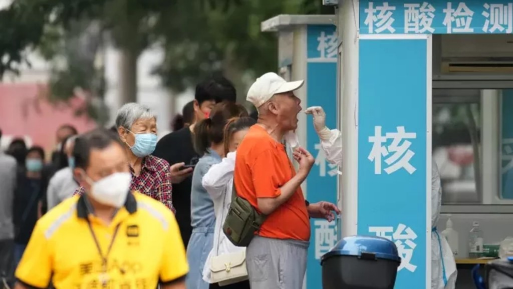 內地每日報告核酸檢測陽性數仍保持在4000人以上。新華社資料相