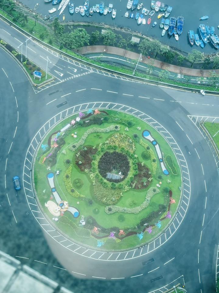 現場為毗鄰將軍澳廣場，臨海的寶邑路迴旋處， 迴旋處中央的大花圃不時擺放巨型宣傳公仔。fb「將軍澳主場」截圖