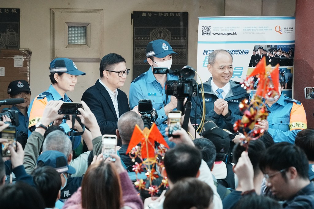 鄧炳強到車公廟視察。